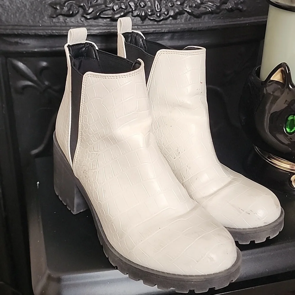 Dirty Laundry Cream Ankle Boots, Size 7.5